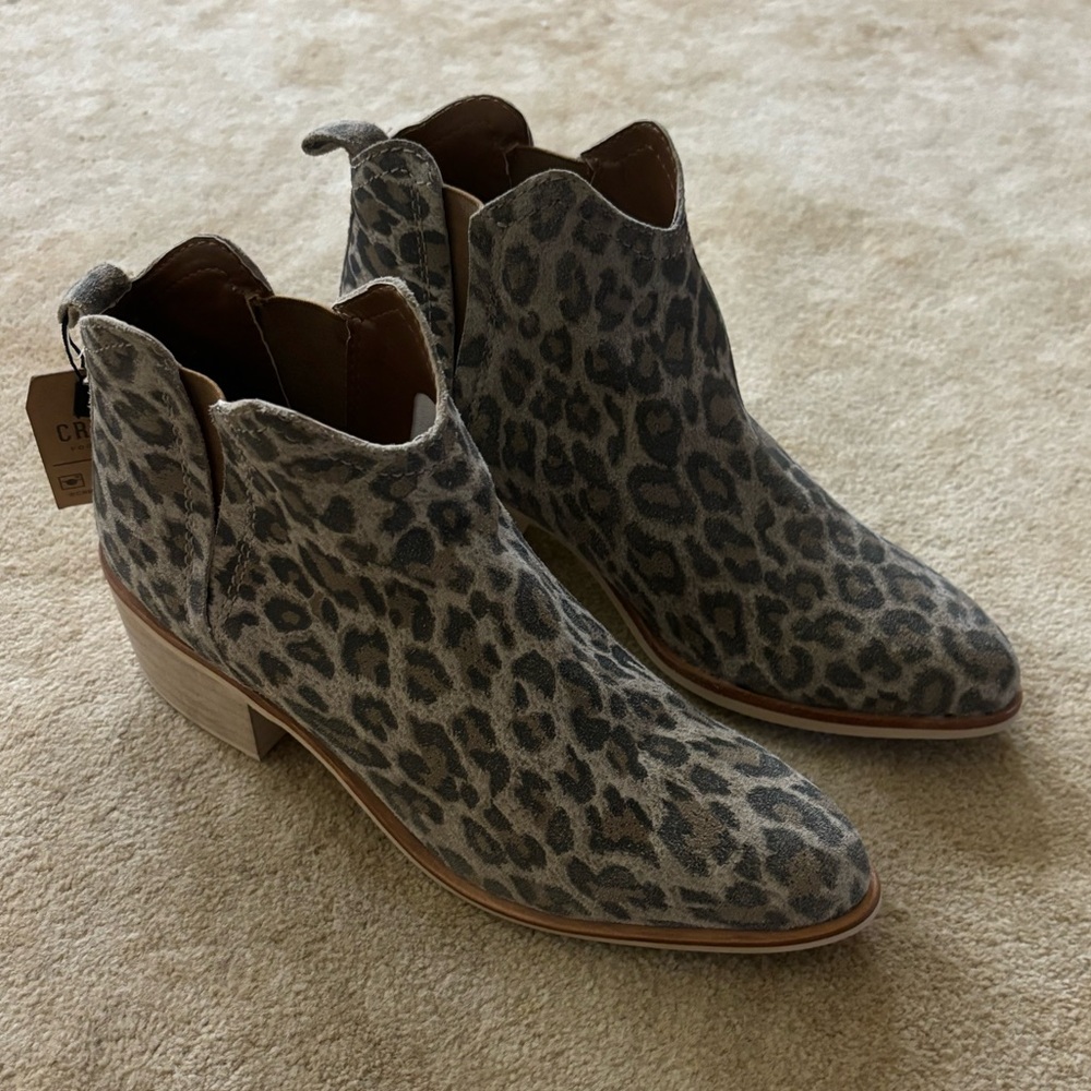 Crevo “Canna” Cheetah Print Booties (NWT) 8